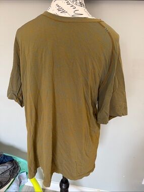 Lululemon Mens Large Top